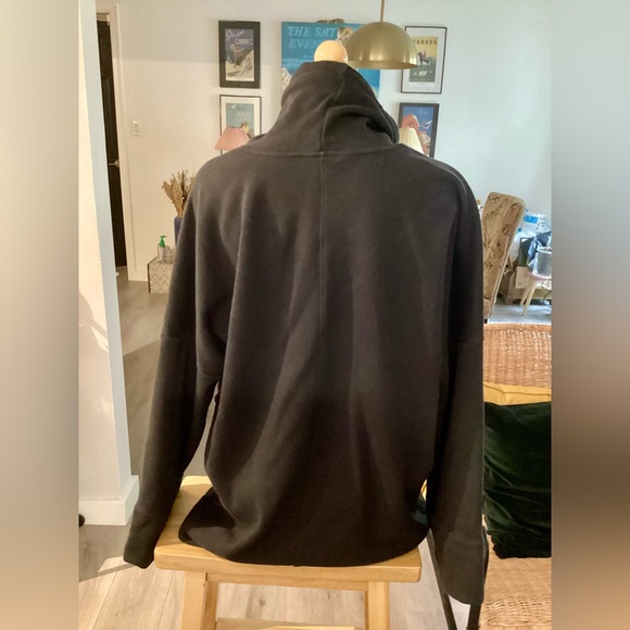 Atheleta cozy sweater. Color black. Size L - Picture 2 of 8